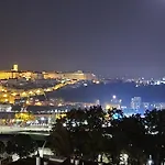 Coimbra's Gray & White *
